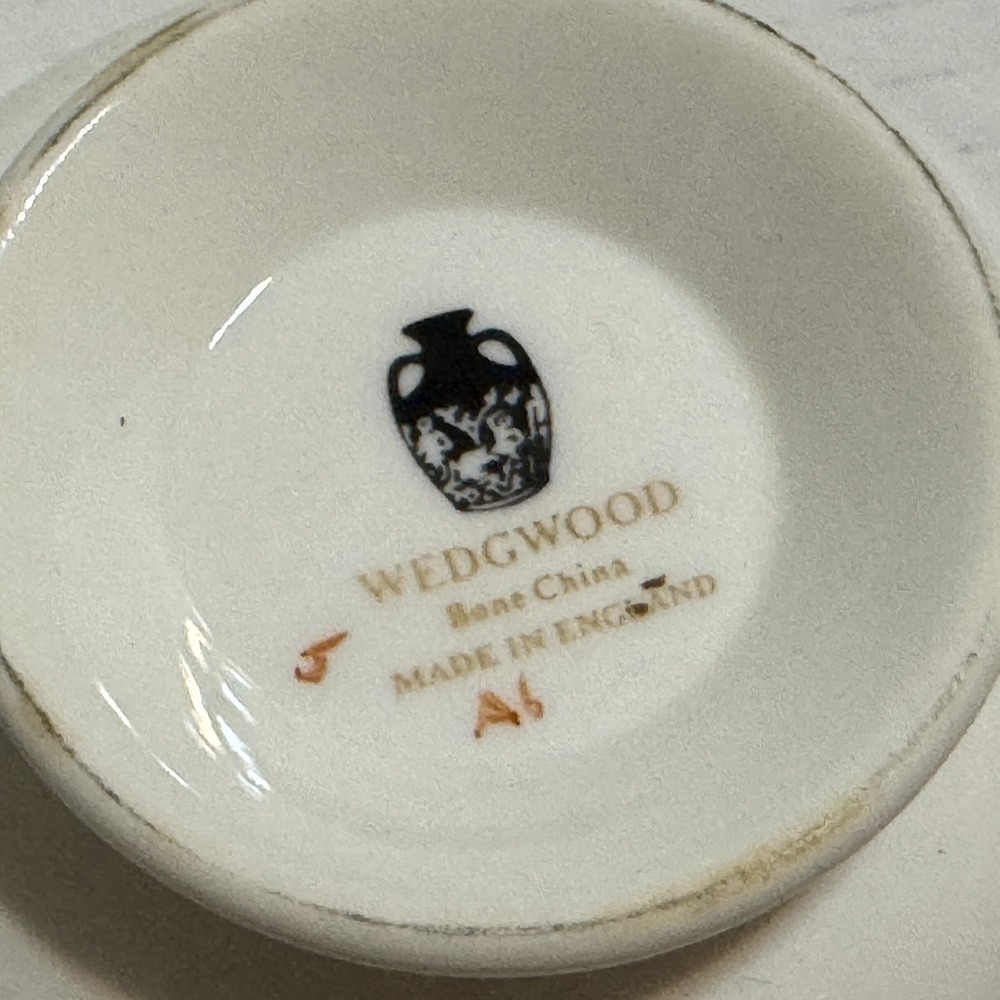 Set 2 Wedgwood Florentine Tea Coffee Cups Mugs Griffin Dark Navy Blue W1956 Vtg - Picture 7 of 8